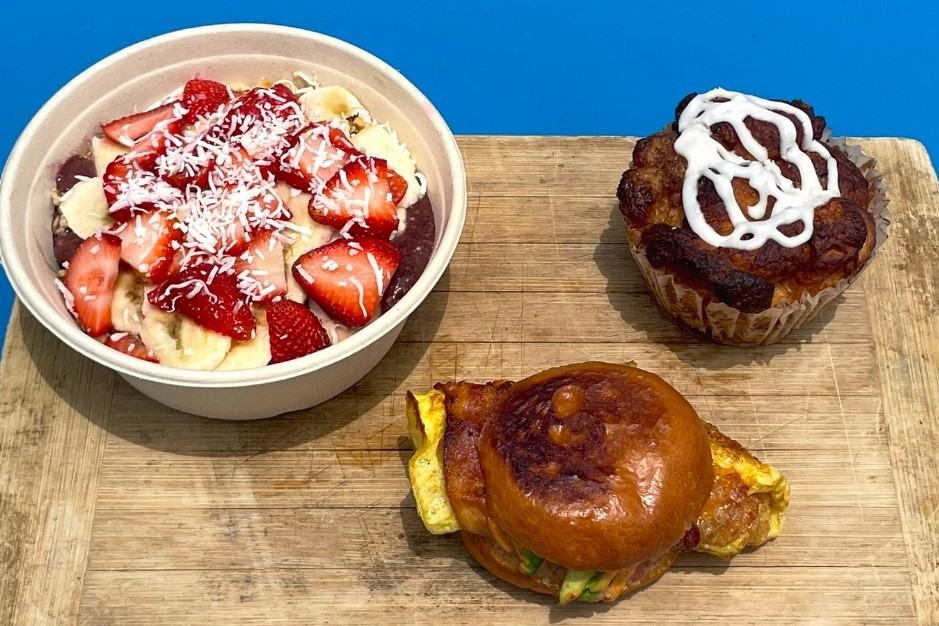 acai-bowl-burger-and-muffin-from-dogtown-coffee