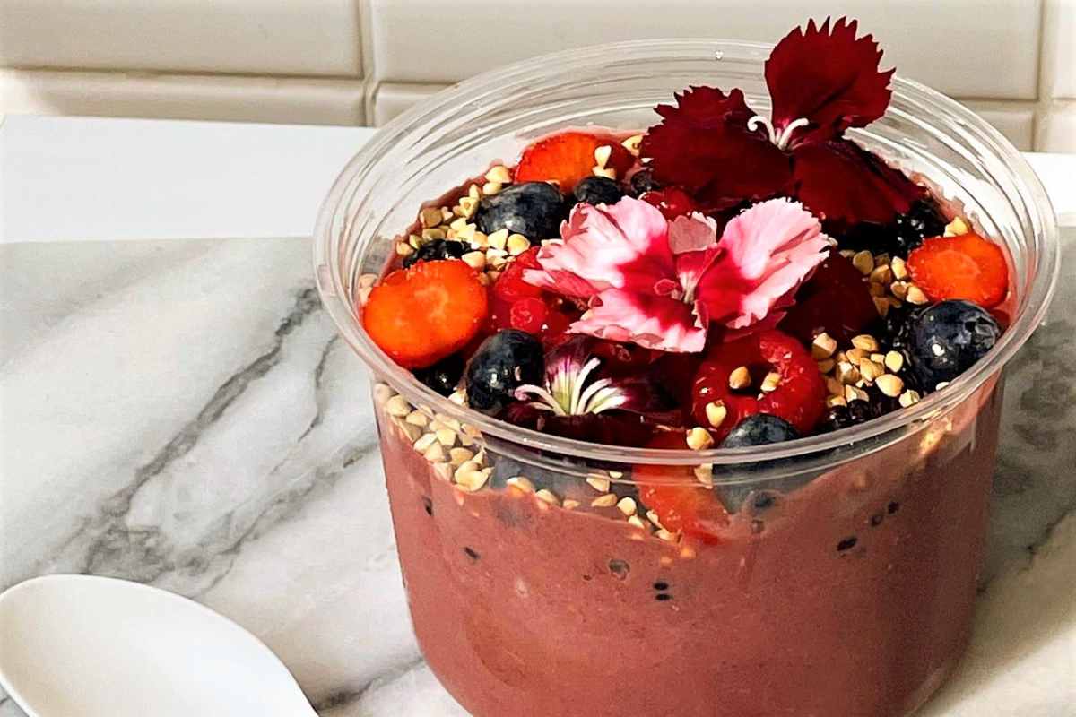 acai-bowl-topped-with-berries-from-raw-press-cafe
