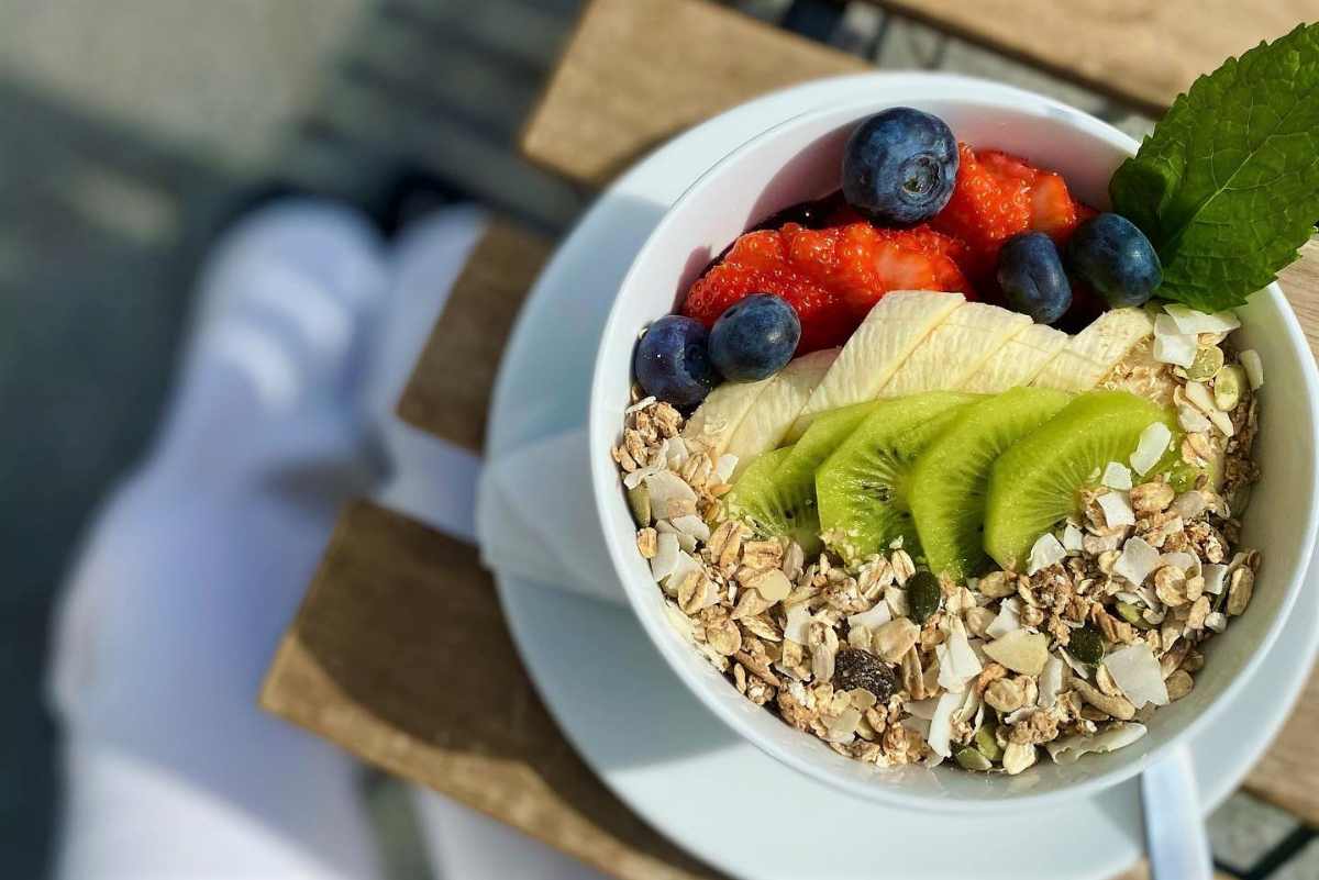 acai-bowl-topped-with-fruit-and-granola-from-urban-health