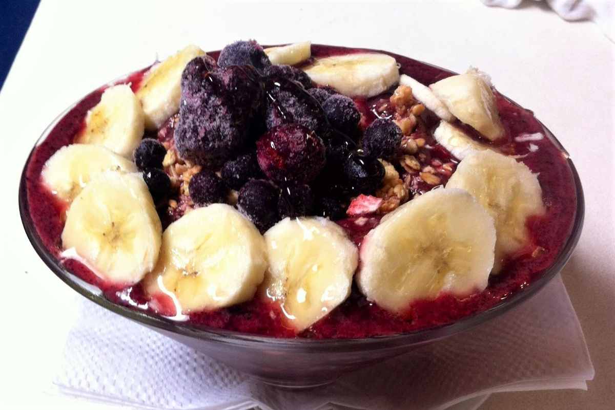 acai-bowl-topped-with-fruit-from-espumuso-caffè
