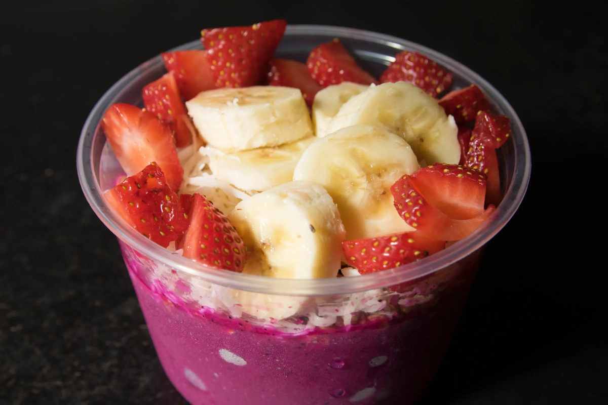 banana-and-strawberry-bowl-from-cafe-by-the-bay