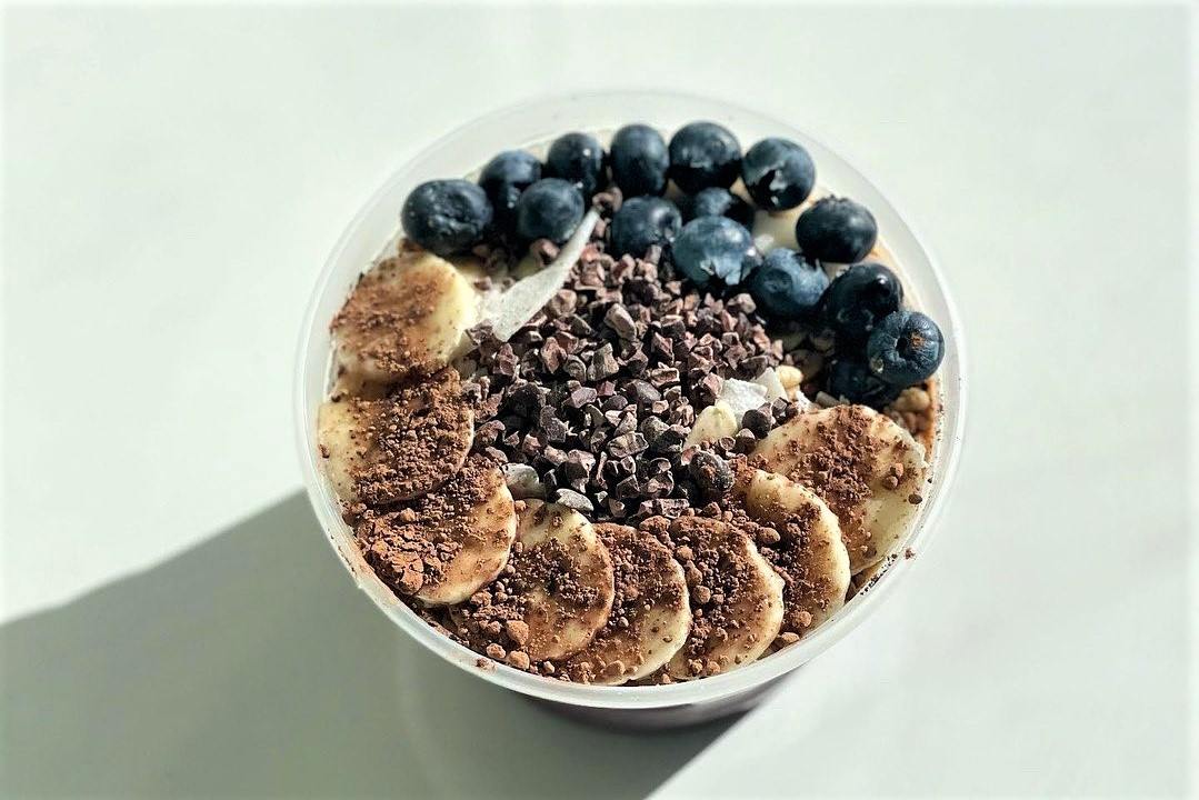 banana-blueberry-and-chocolate-chip-bowl-at-daily-juice-cafe