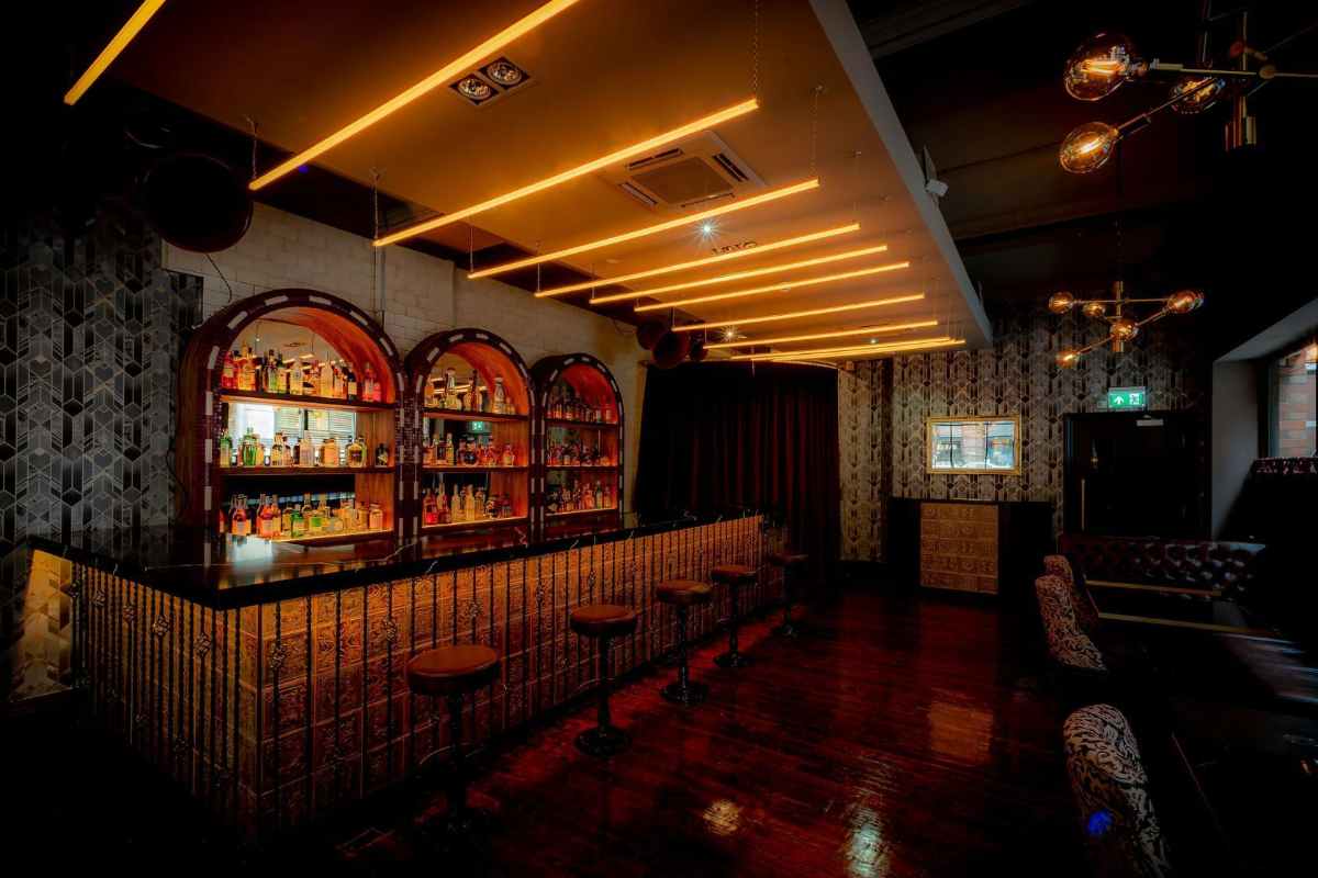 bar-and-restaurant-tables-inside-rendition-bar
