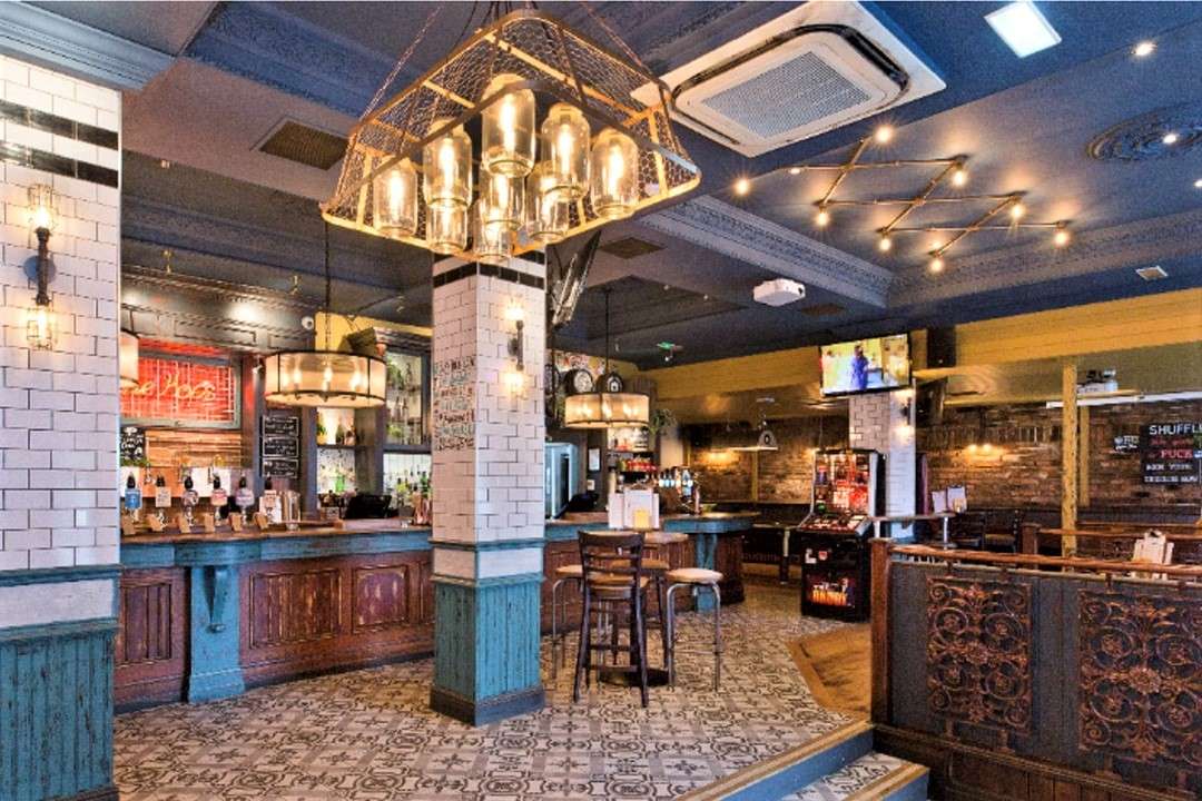 bar-and-seating-inside-akenside-traders-pub-in-daytime