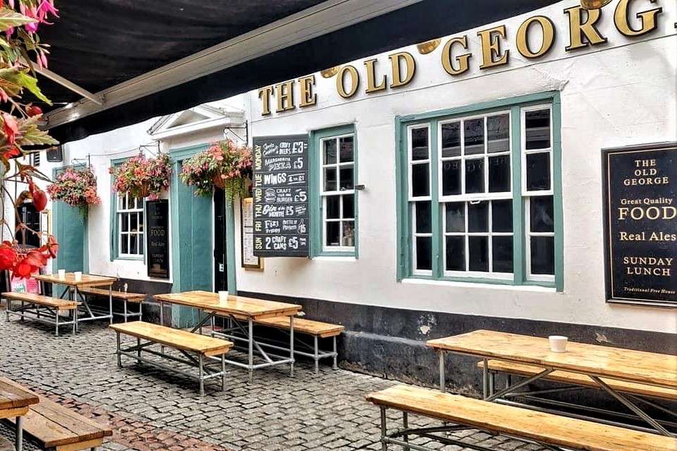 exterior-of-the-old-george-inn-pub-in-daytime