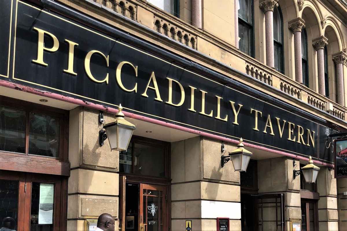 exterior-of-the-piccadilly-tavern-pub-in-daytime