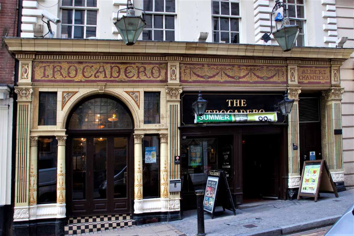 exterior-of-the-trocadero-pub-in-daytime