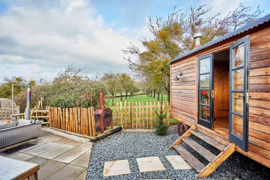 tom's-hut-at-lower-green-farm-holidays-shepherds-huts-herefordshire