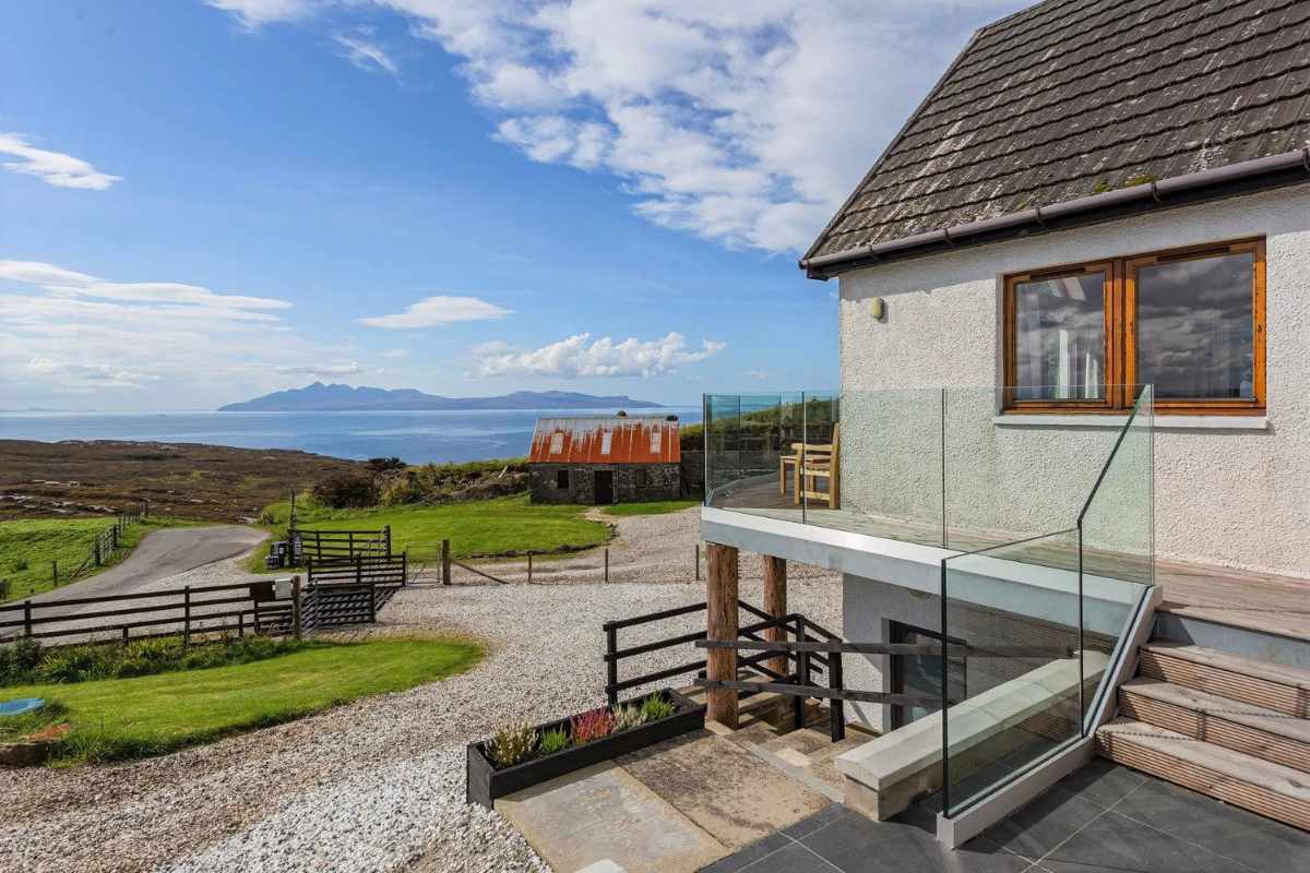 askival-cottage-in-elgol-on-isle-of-skye-on-sunny-day