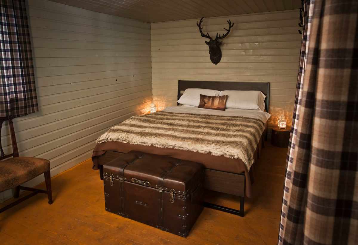 double-bed-inside-woodcutter-hut-at-jollydays-glamping