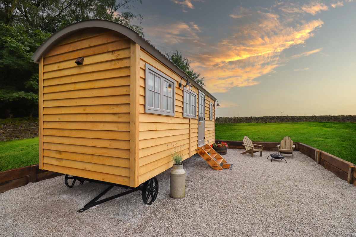 exterior-of-hollow-gill-huts-shepherds-hut-at-sunset
