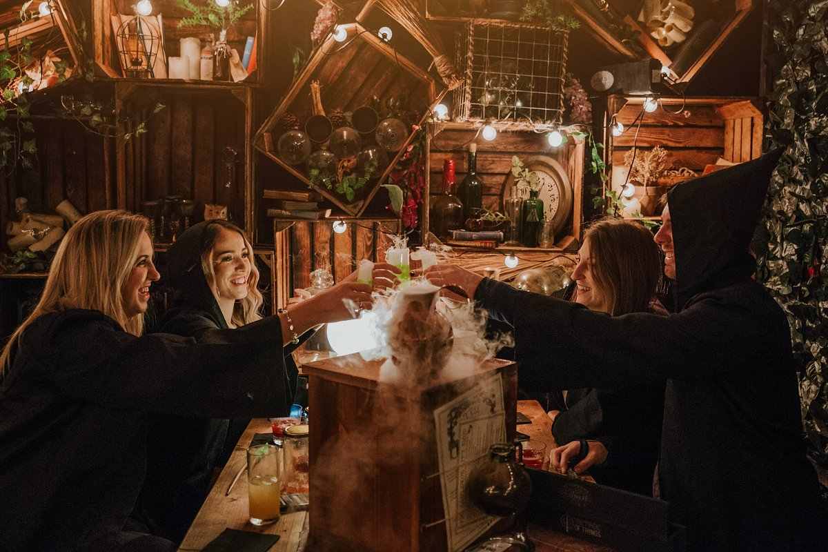 friends-in-the-cauldron-bar-cocktail-bars-edinburgh