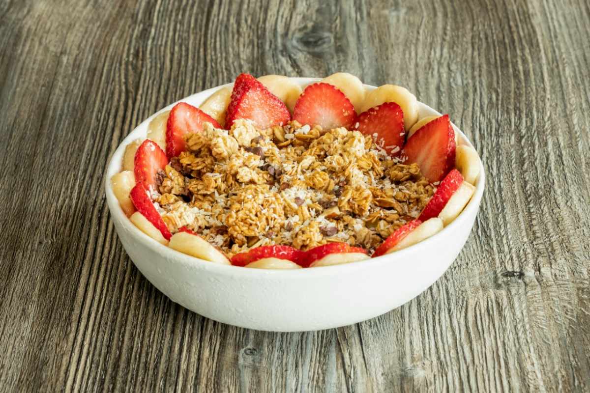 juicense-acai-power-bowl-topped-with-granola