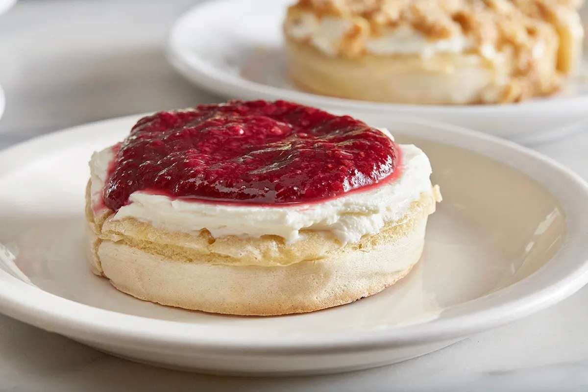 scone-with-jam-and-cream-on-a-plate-at-the-crumpet-shop