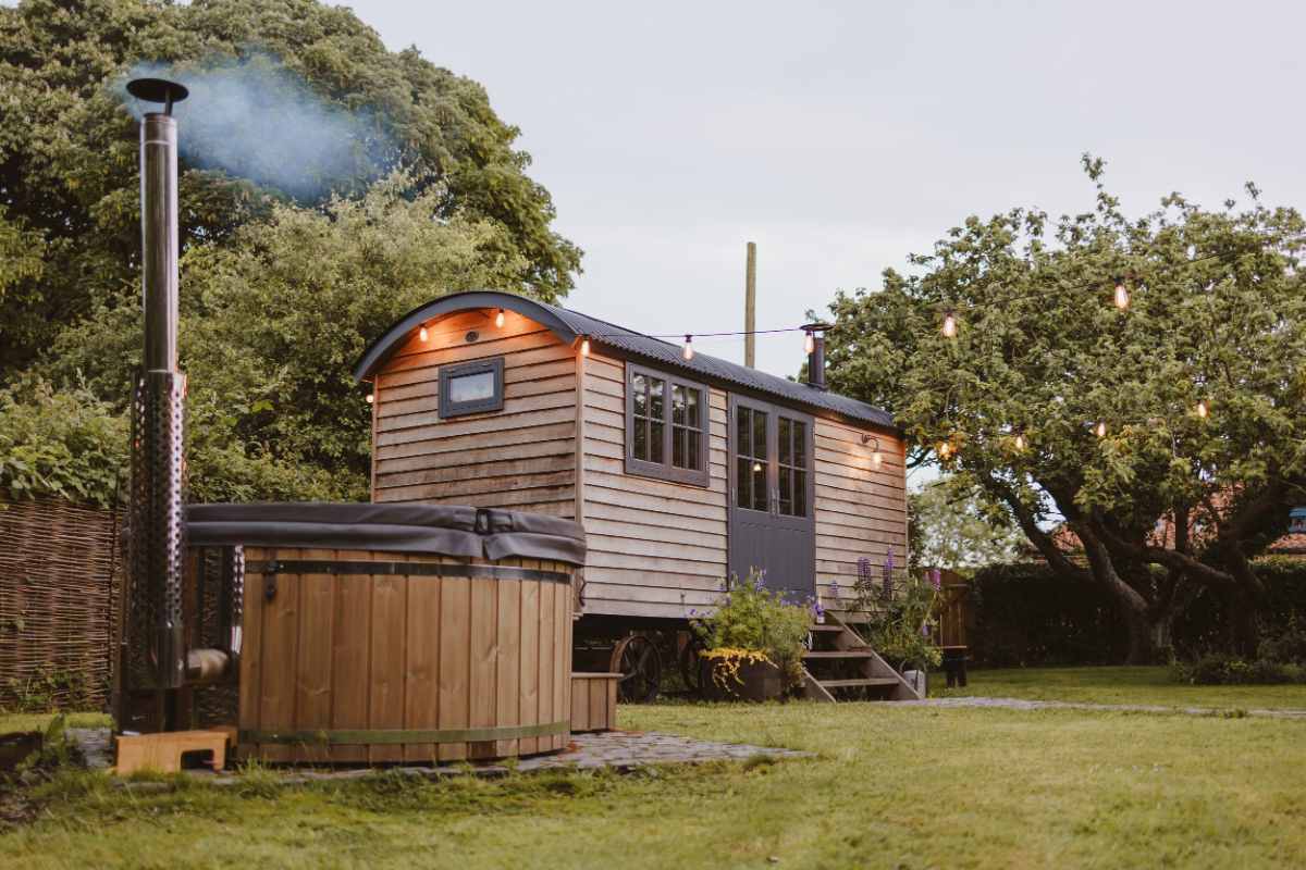 starlight-hideaway-shepherds-hut-with-hot-tub-glamping-yorkshire