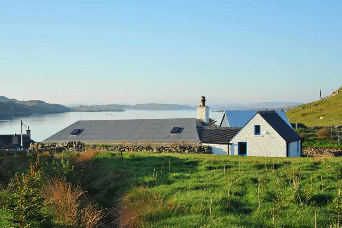 tigh-bhisa-blackhouse-in-stornoway-scotland-sea-view-cottages