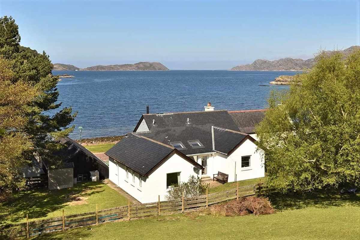 tigh-en-leigh-cottage-in-shieldaig-scotland-sea-view-cottages