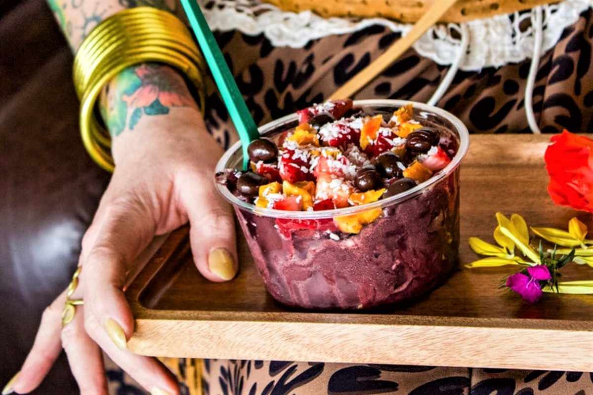 woman-carrying-acai-bowl-on-tray-at-honest-coffee-roasters
