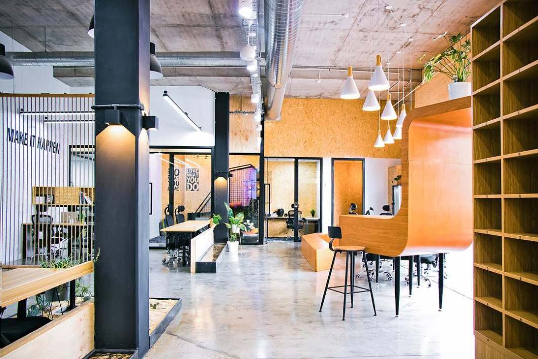 desks-and-meeting-booths-inside-the-circle-collingwood