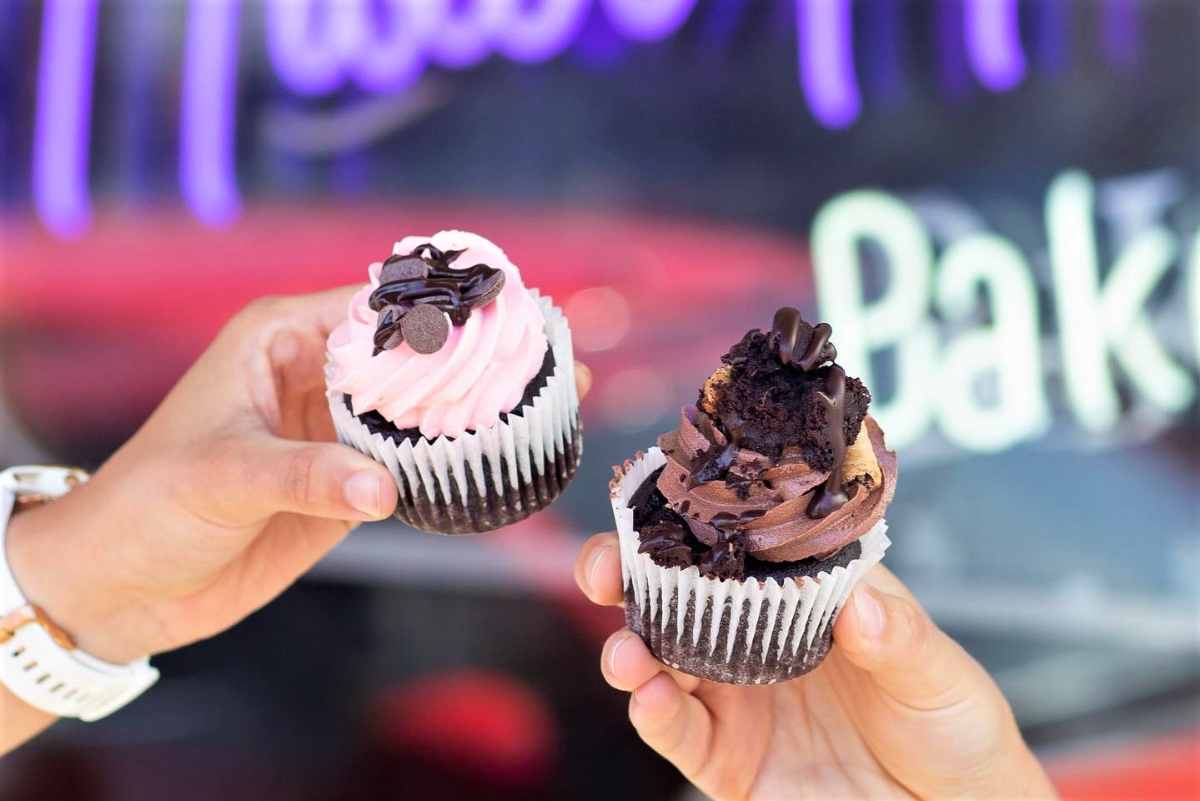 hands-holding-cupcakes-from-mister-nice-guy's-bakeshop