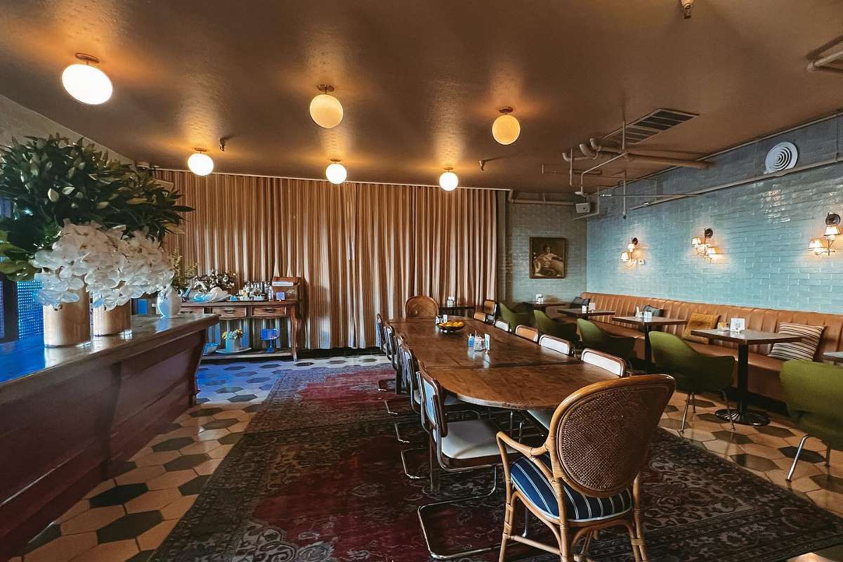 interior-of-blue-daisy-café-in-the-daytime-bottomless-mimosas-los-angeles
