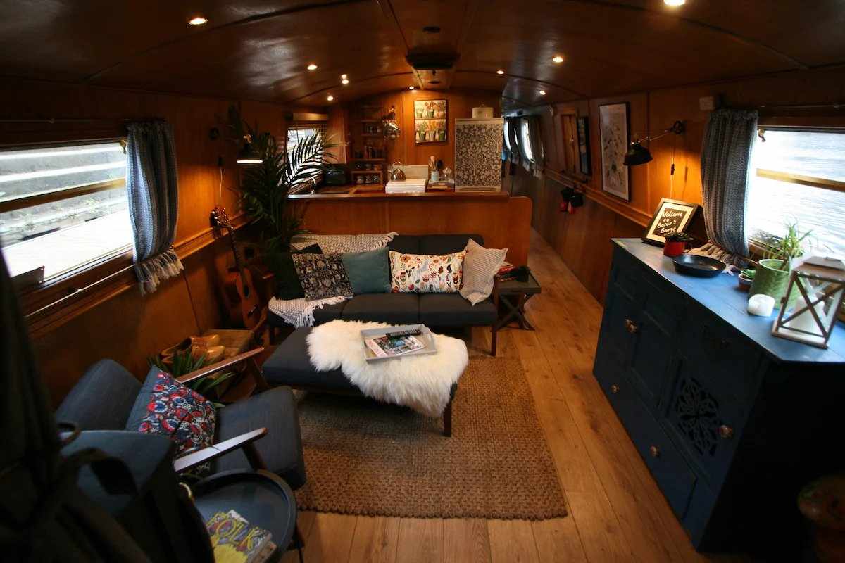 living-area-and-kitchen-inside-bosuns-barge-houseboat