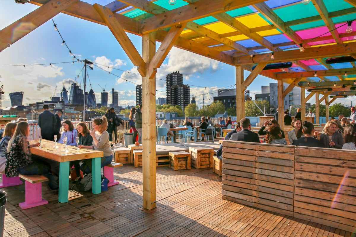 people-drinking-on-bar-elba-rooftop-bars-southbank