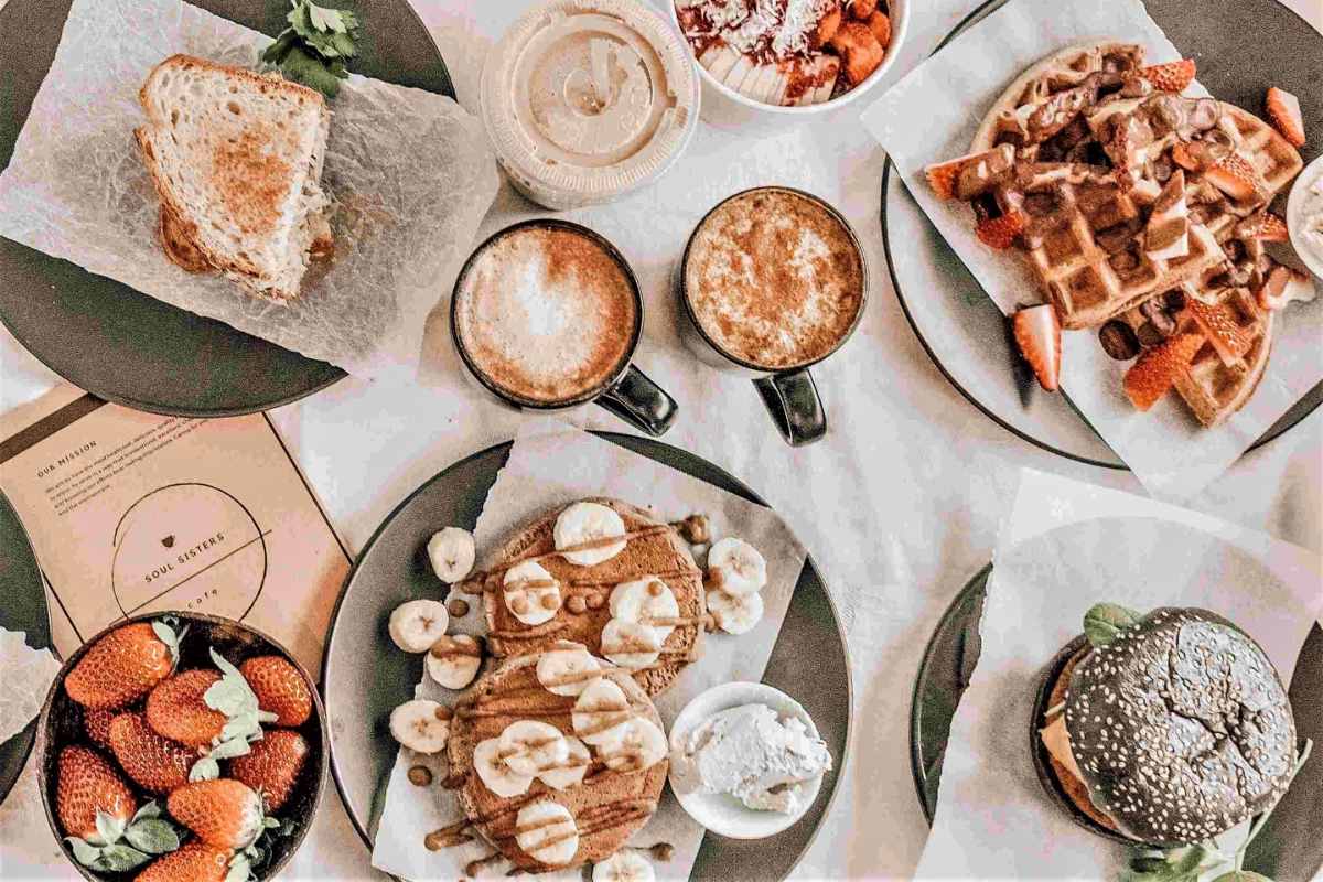 plates-of-breakfast-food-on-table-at-soul-sisters-cafe