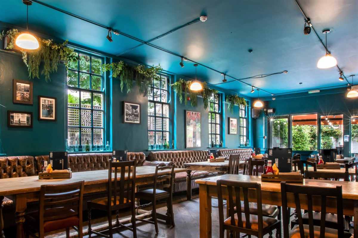 tables-inside-duke-of-battersea-pub-in-daytime