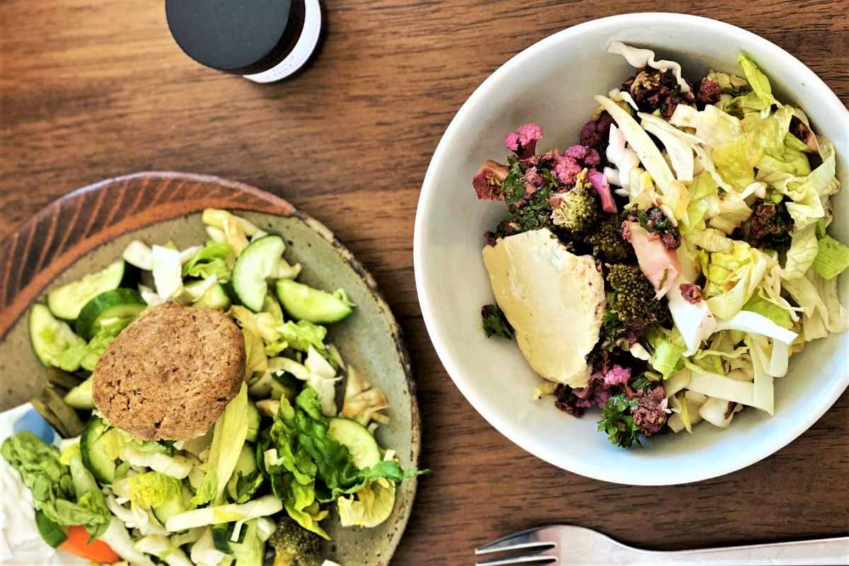 two-salads-on-table-at-shoku-iku-cafe