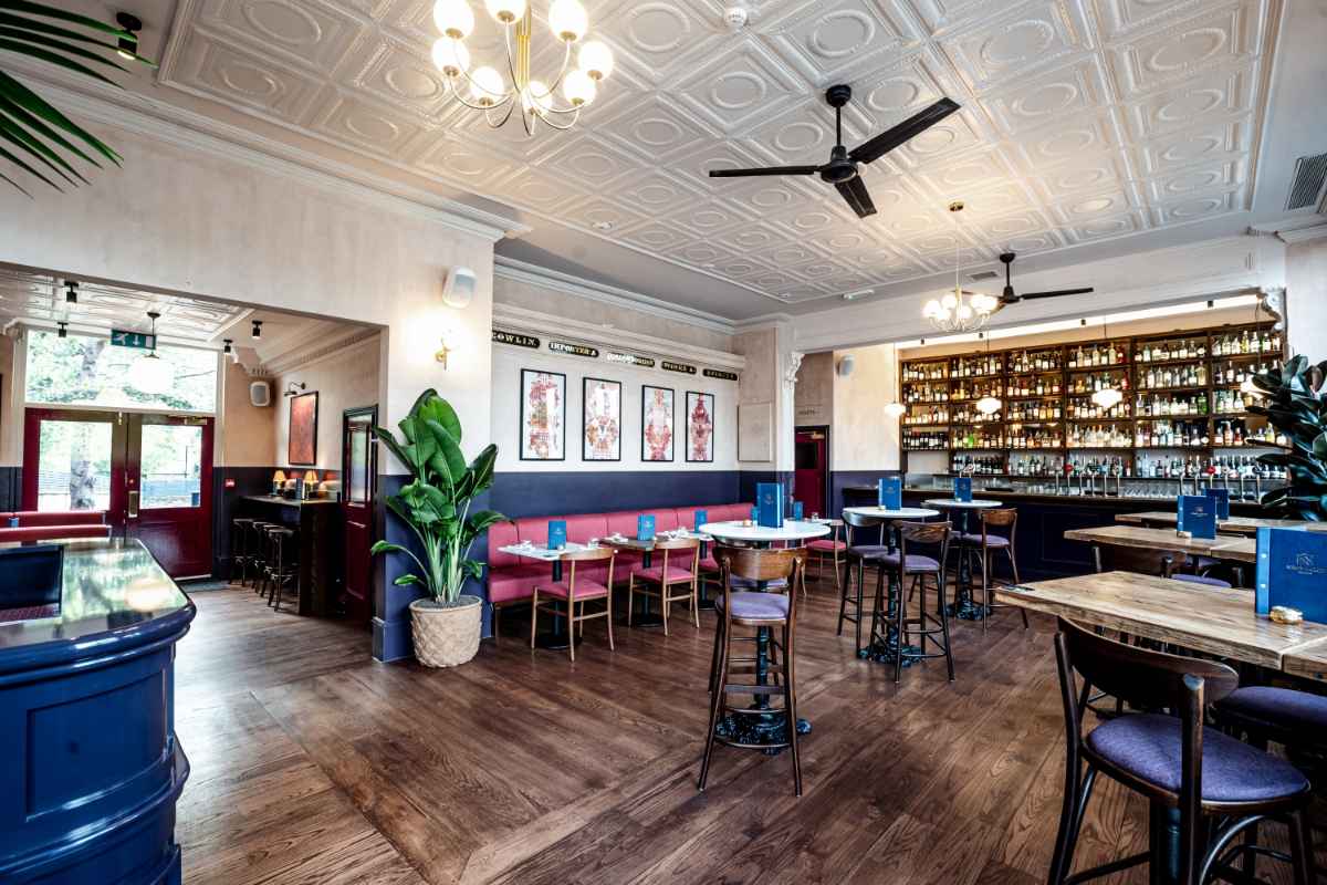 bar-and-restaurant-tables-inside-king's-house-cocktail-bar