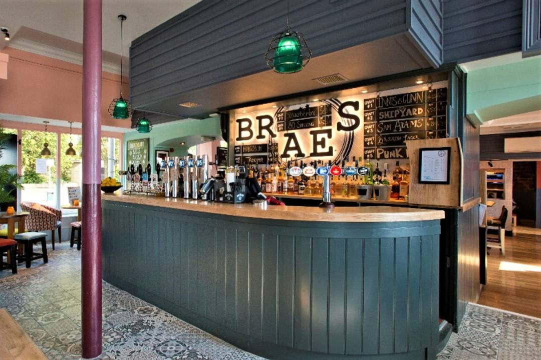 bar-and-tables-inside-the-braes-pub-in-daytime