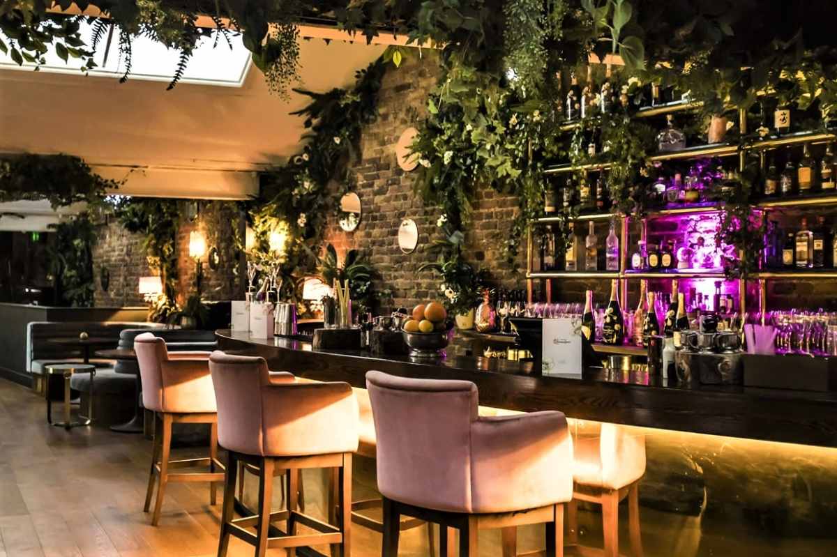 bar-inside-restaurant-ours-bottomless-brunch-kensington