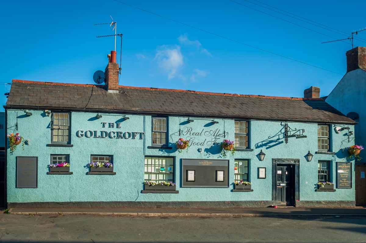 blue-exterior-of-the-goldcroft-pub-on-sunny-day-bottomless-brunch-newport