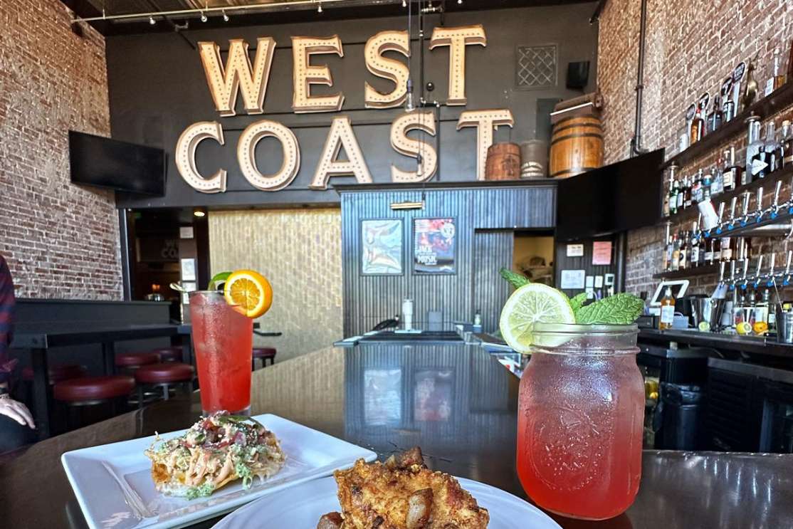 brunch-and-cocktails-on-the-bar-at-west-coast-tavern-in-the-daytime