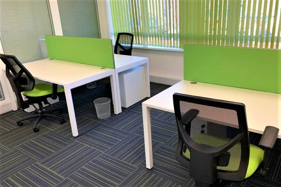 desks-and-seats-within-oxford-eco-centre