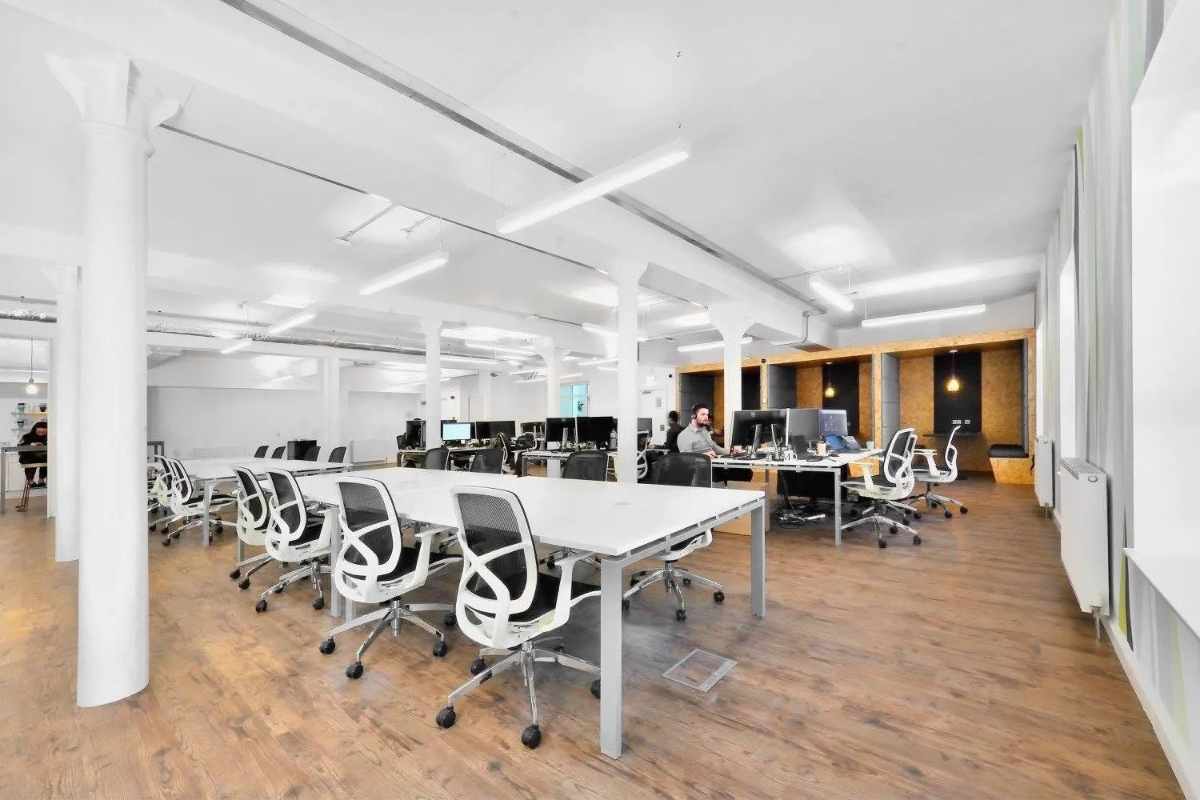 desks-inside-foxglove-offices-in-daytime