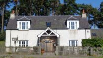 exterior-of-dalnoid-farmhouse-in-the-daytime-pet-friendly-lodges-with-hot-tubs-in-scotland