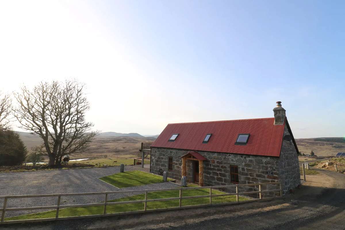 exterior-of-kestrel-cottage-in-the-daytime-pet-friendly-lodges-with-hot-tubs-scotland