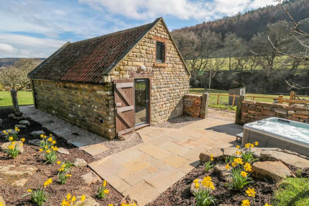 exterior-of-thompson-rigg-barn-in-the-daytime-romantic-getaways-in-the-uk-with-a-hot-tub