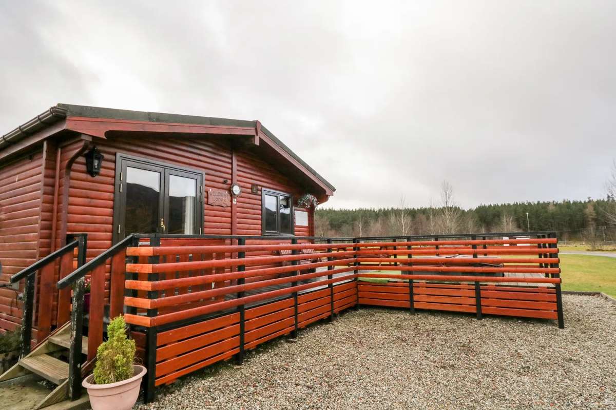 exterior-of-wildcat-lodge-in-the-daytime-pet-friendly-lodges-with-hot-tubs-scotland