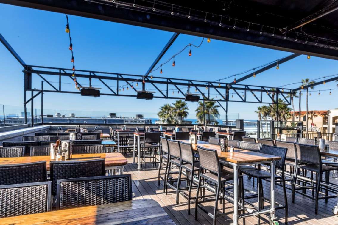 exterior-terrace-at-pacific-beach-alehouse-in-the-daytime