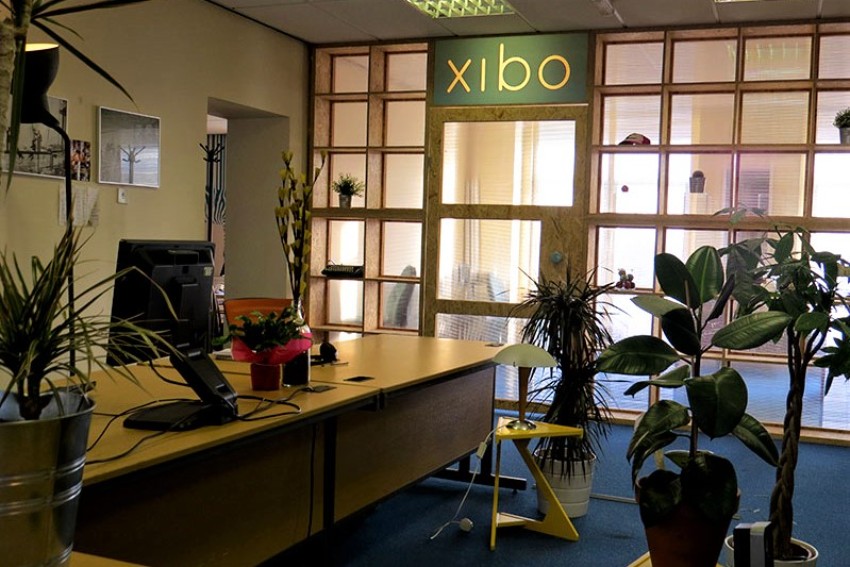 front-desk-inside-xibo-hub-in-daytime