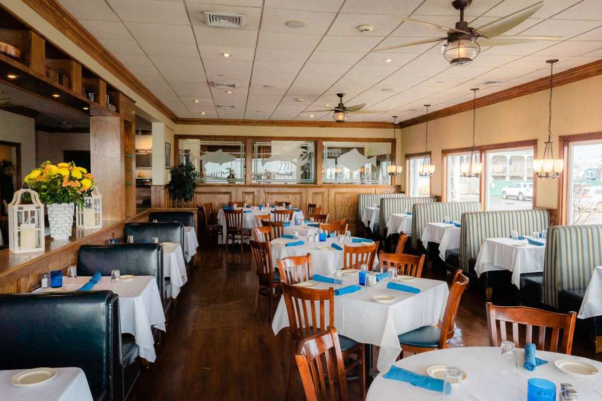 interior-of-captain-bills-restaurant-in-the-daytime