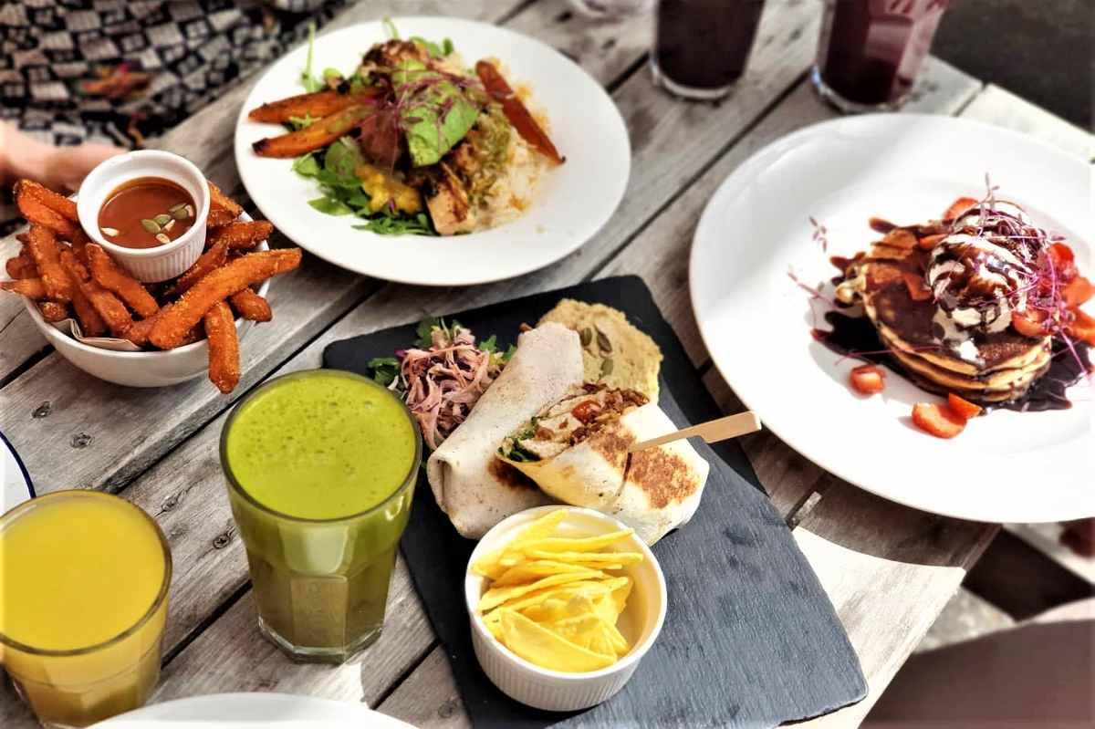 plates-and-smoothies-on-table-at-anna-loka-vegan-cafe
