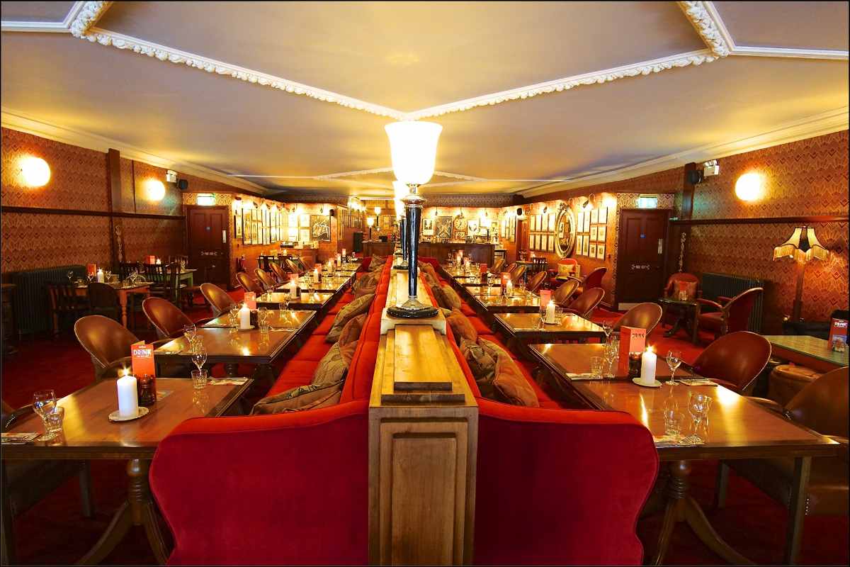 restaurant-tables-and-seating-inside-the-cosy-club