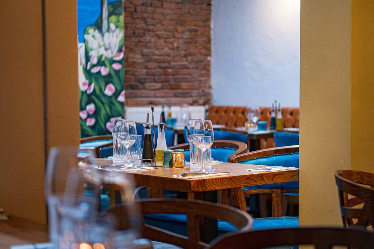 restaurant-tables-and-seating-inside-vitoria-restaurant