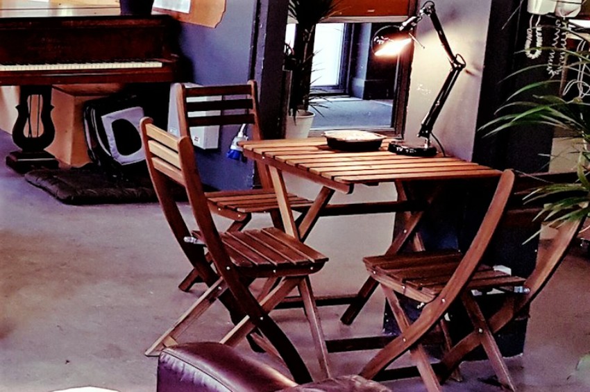 table-and-lamp-inside-dospace-coworking
