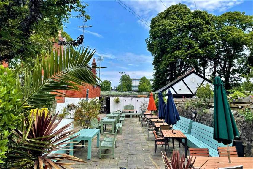 the-cricketers-pub-on-sunny-day-beer-gardens-cardiff