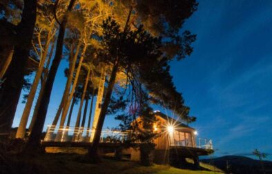 the-scots-pine-treehouse-at-dalnoid-romantic-getaways-uk-hot-tub